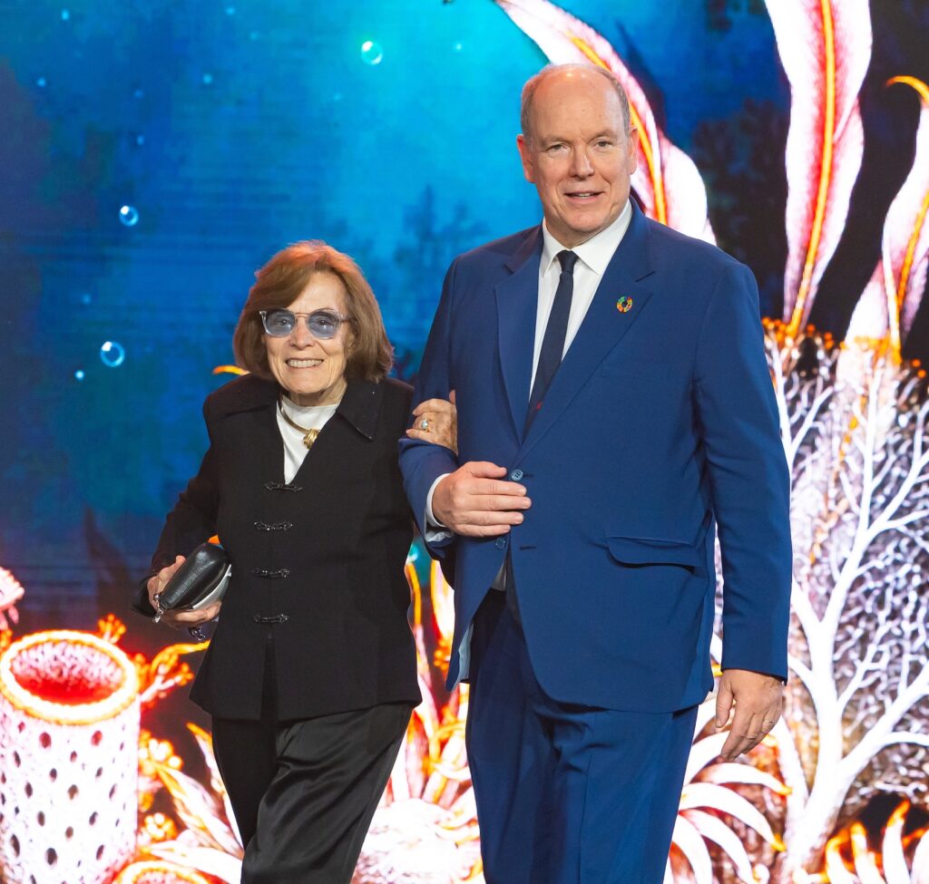S.A.S. il Principe Albert II è arrivato alla serata per la sua FPA2 al braccio della grande oceanografa Sylvia Earle, ospite d'onore della serata