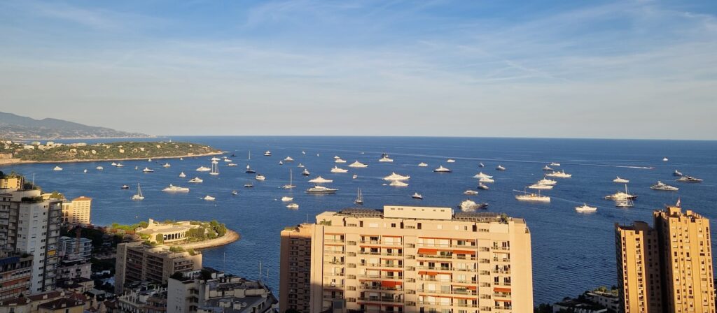 La baia antistante Monaco durante il monaco Yacht Show, prossimo anno potranno ormeggiare solo 9 superyacht.