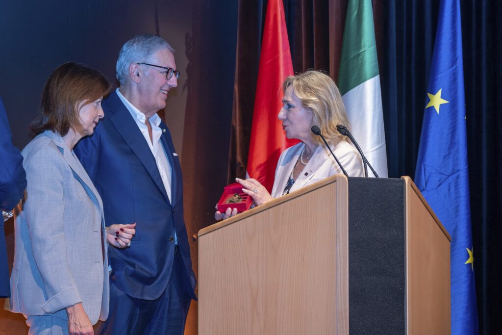 La Presidente Dante di Monaco, Maria Maria Betti, consegna la medaglia Dante in bronzo ai coniugi Marzocco, che sostengono da sempre l'artee la cultura