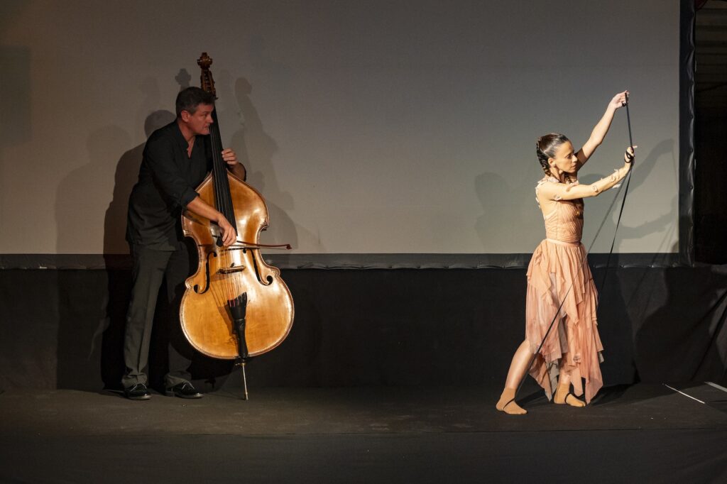 Danza e intelligenza artificiale: un momento della performance dal vivo durante la serata Coppél-i.A della Dante di Monaco