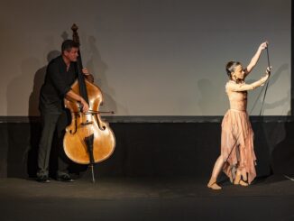 Al Tunnel Riva, il Comitato Dante Alighieri ha riunito danza, tecnologia e riflessione artistica in una serata dedicata a Coppél-i.A di Jean-Christophe Maillot.