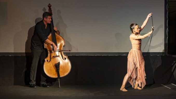 Al Tunnel Riva, il Comitato Dante Alighieri ha riunito danza, tecnologia e riflessione artistica in una serata dedicata a Coppél-i.A di Jean-Christophe Maillot.