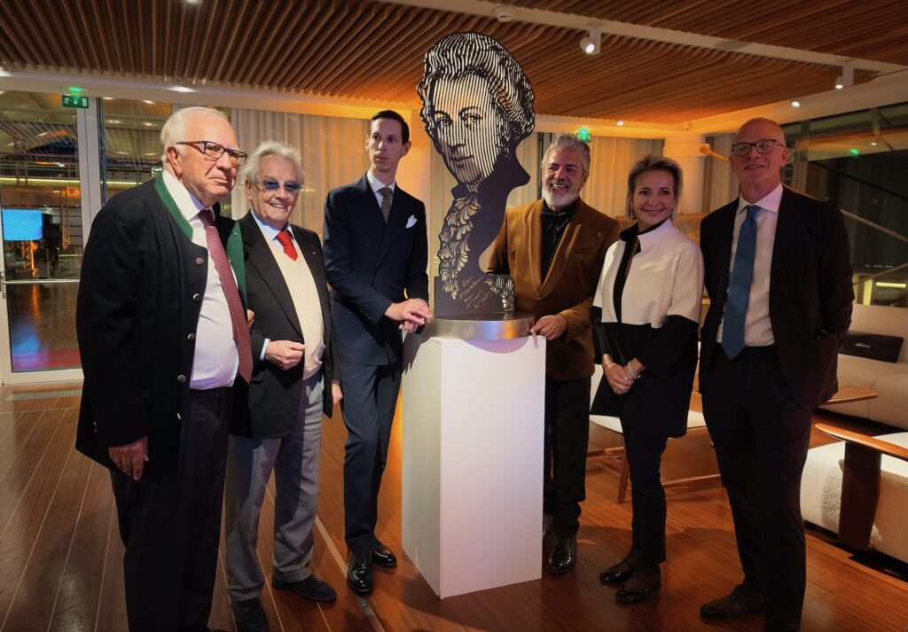 il professor Franco Borruto, il mecenate Riccardo De Caria, uno dei rappresentanti del Mozarteum, la statua dello scultore Marcos Marin, la console onoraria d'Austria a Monaco e l'altro rappresentante del Mozarteum,