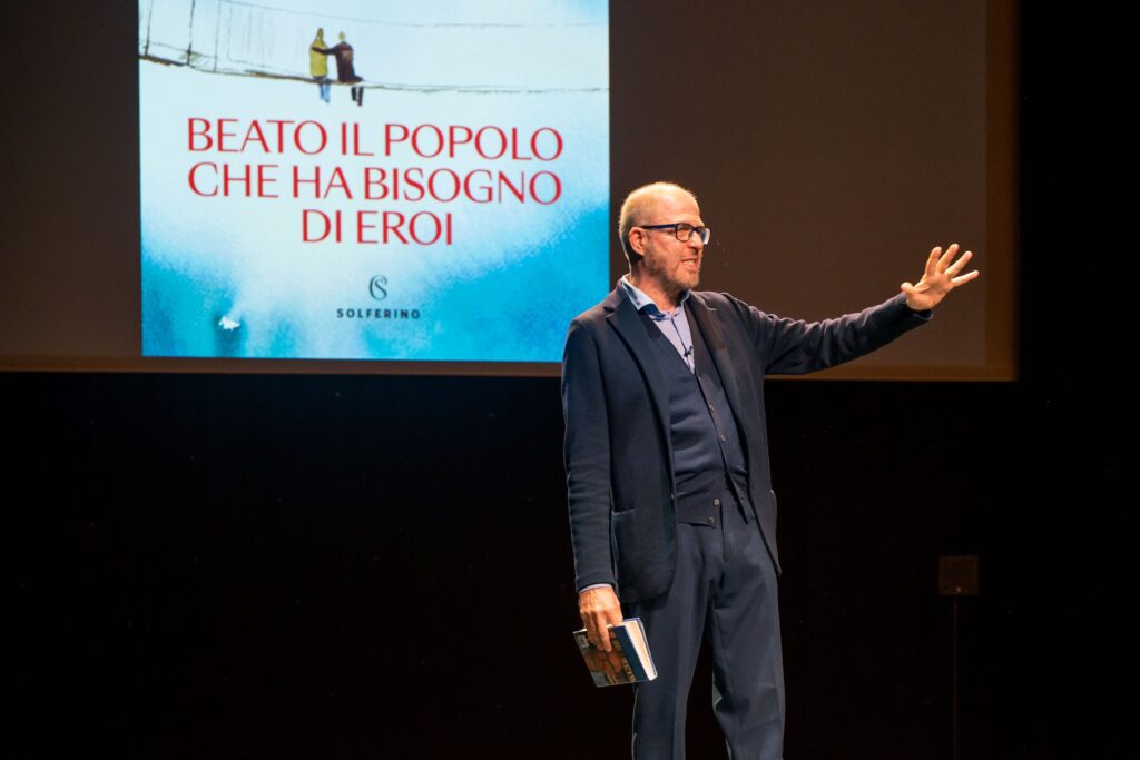 Massimo Gramellini ha presentato alla Dante Alighieri di Monaco il suo libro Beato il Popolo che ha bisogno