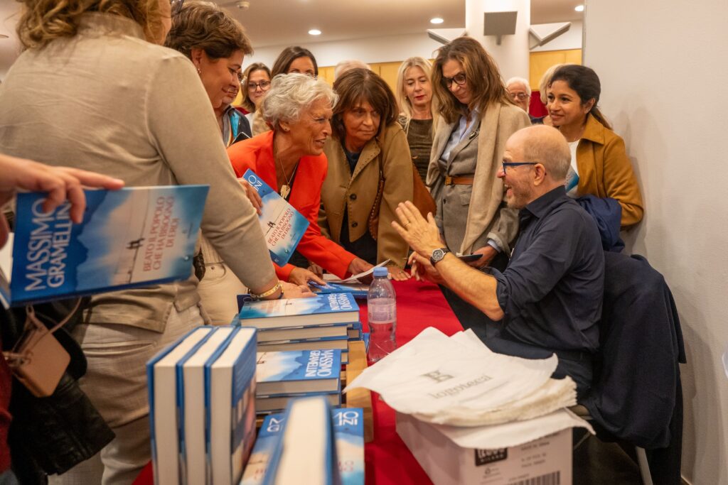 Gramellini alla fine della serata si è concesso al pubblico con una seduta di dediche del suo libro