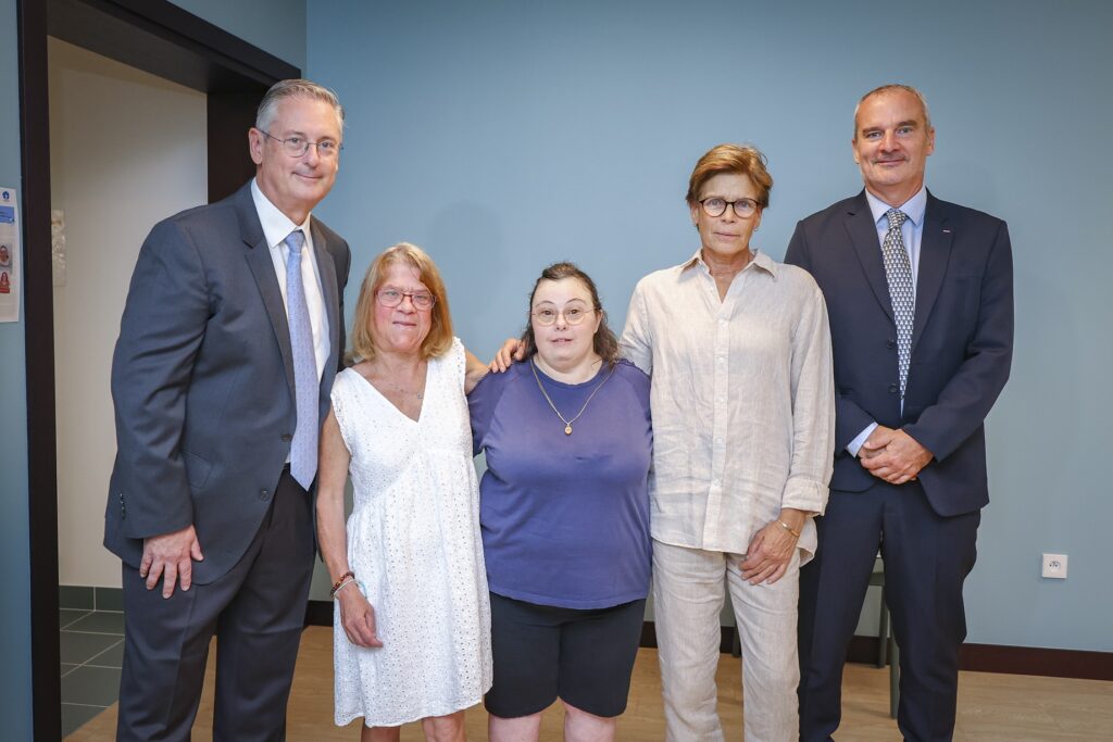 S.A.S. la Principessa Stéphanie con il Ministro della salute Christophe Robino, un rappresentante dell'AMAPEI e degli ospiti