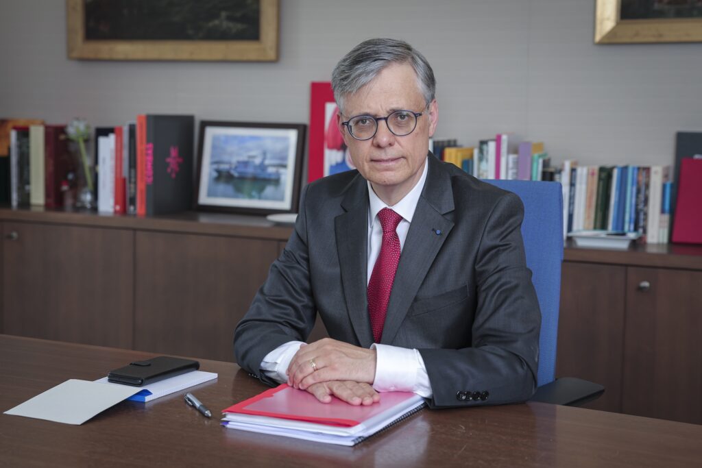 Il Ministro dell'Interno Beffre, difende il progetto di legge sul riconoscimento facciale e sollecita il confronto con il Conseil National.