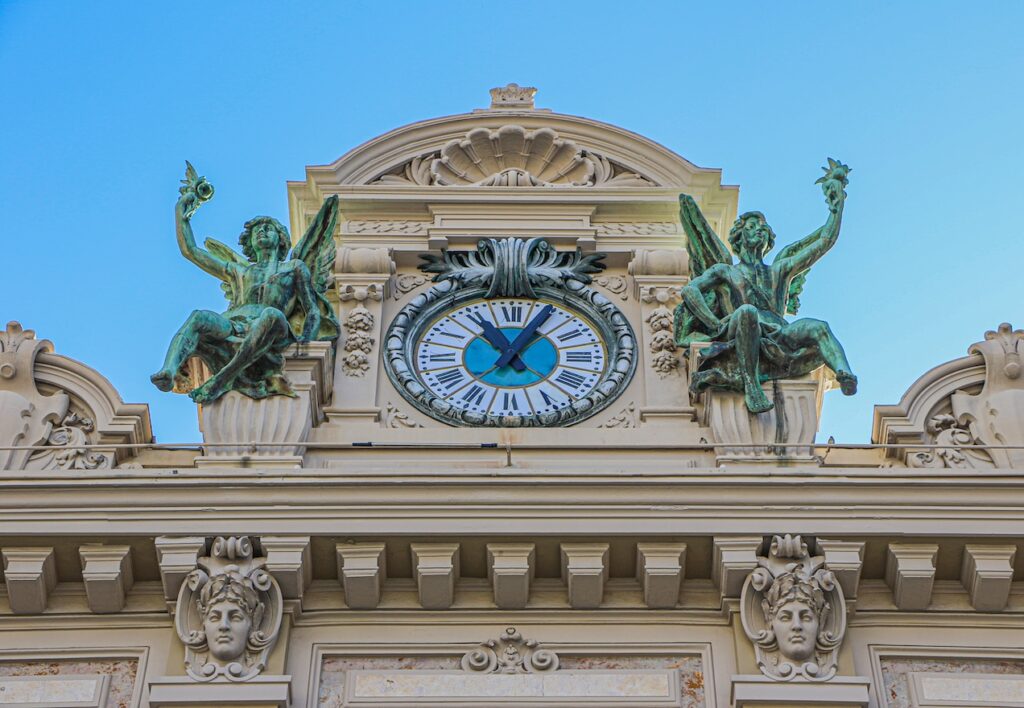 La parte superiore della facciata del Casinò di Monte-Carlo