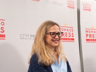 Sandra Nelson al Monaco Press Club: dal giornalismo alla narrativa, dai libri per bambini ai gialli ambientati sulla Riviera. Un incontro ricco di ironia e riflessioni.