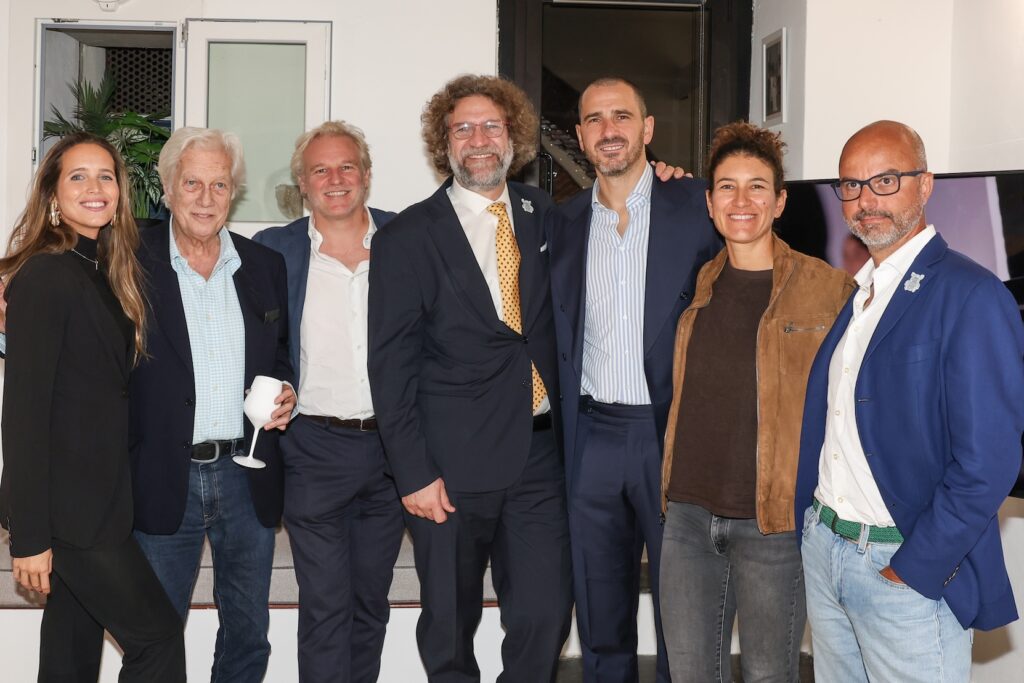 Il Team Veevi  con al centro Leonardo Bonucci e accanto a lui Giulia Conti vincitrice dell'America's Cup femminile con Luna Rossa e prossima navigatrice de l'équipe Ferrari Hypersail