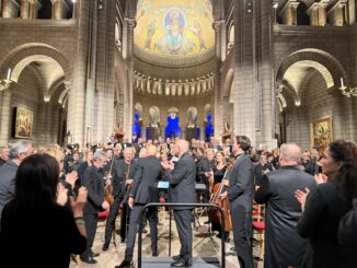 Grande successo per il concerto voluto dal mecenate italiano Riccardo de Caria. La serata, dedicata al 235° anniversario della morte di Mozart, è stata segnata anche dal dono di una scultura alla Fondazione Mozarteum di Salisburgo