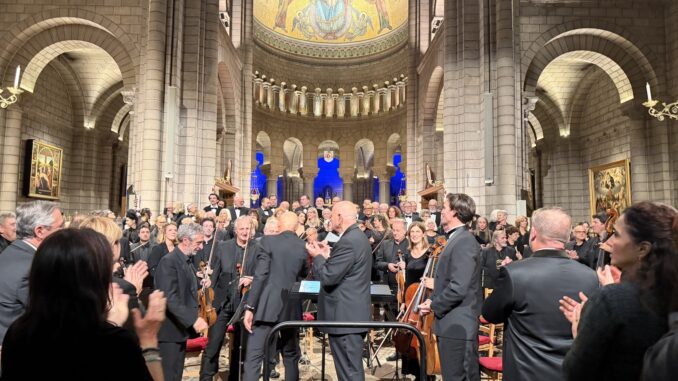 Grande successo per il concerto voluto dal mecenate italiano Riccardo de Caria. La serata, dedicata al 235° anniversario della morte di Mozart, è stata segnata anche dal dono di una scultura alla Fondazione Mozarteum di Salisburgo