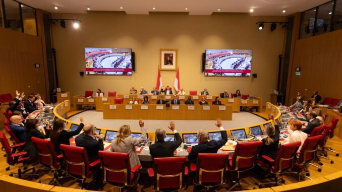 Serata legislativa al Conseil National, che ha approvato all'unanimità due progetti di legge: tolto il numero chiuso per i commercialisti monegaschi e il diritto al conto in banca