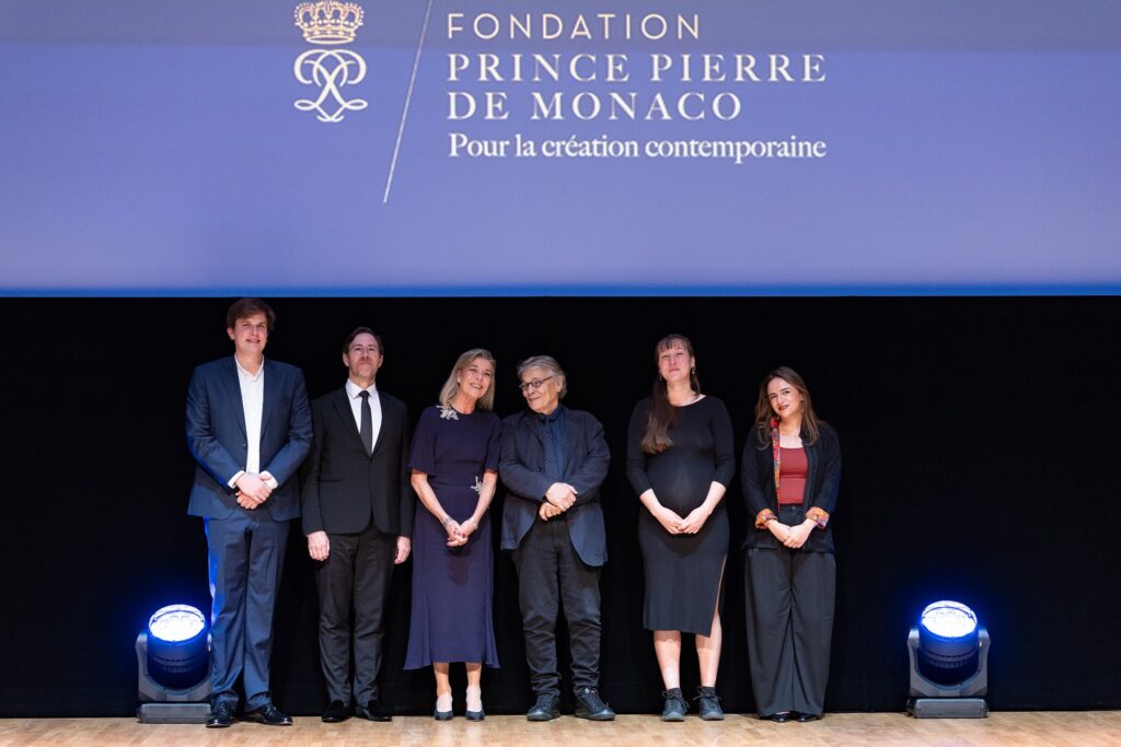 La Fondazione Principe Pierre ha annunciato i vincitori dei premi 2026 alla Salle Garnier, alla presenza della Principessa di Hannover. Riconoscimenti alla letteratura, alla musica contemporanea e alla filosofia.