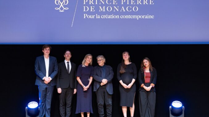 La Fondazione Principe Pierre ha annunciato i vincitori dei premi 2026 alla Salle Garnier, alla presenza della Principessa di Hannover, tra questi Daniel Pennac.